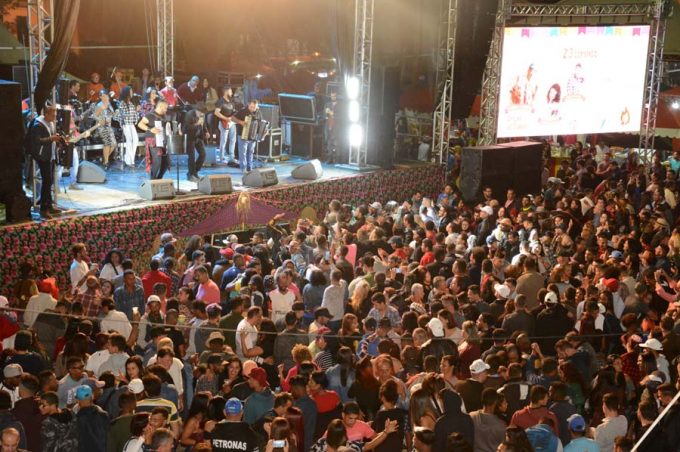 Arraiá da Conquista: artistas encantam o público na primeira noite