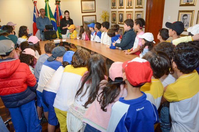 Alunos da Escola Maria Salomé conhecem estrutura da Prefeitura Municipal 