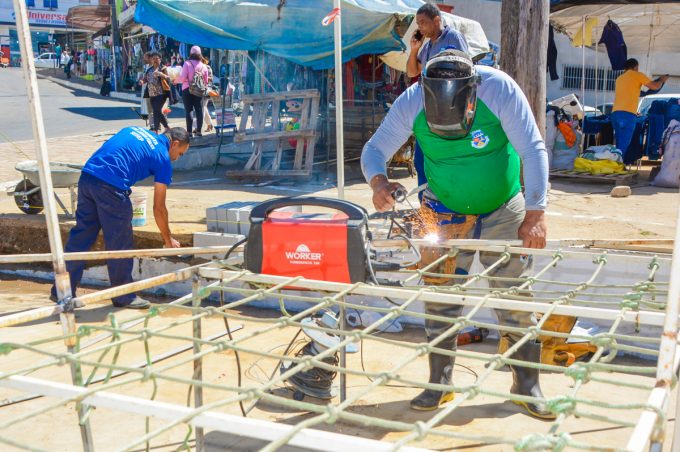 Prefeitura trabalha na recuperação de barracas e mureta danificadas após acidente na Ceasa