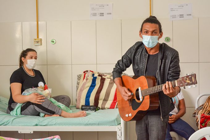 Maio Materno: com música e brindes, Esaú Matos comemora o Dia das Mães