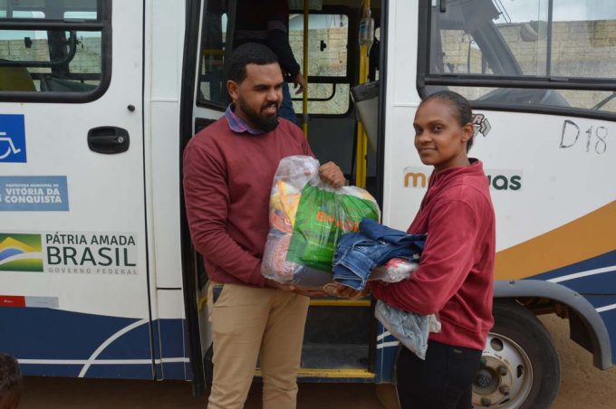 Prefeitura entrega cestas básicas e roupas para famílias de Itapirema, Fazenda Paixão, Chácaras Guarani e Choça