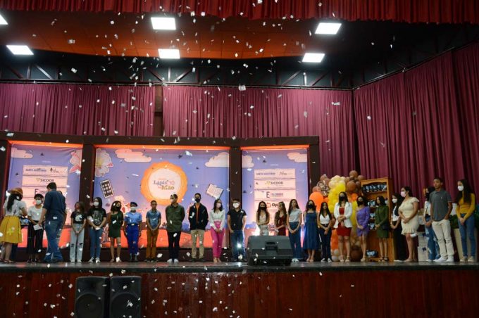 Alunos da rede municipal vencedores do Projeto Lápis na Mão recebem premiação