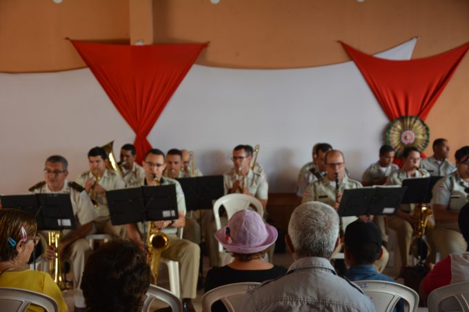 Banda da Polícia Militar anima participantes do projeto Vivendo a Terceira Idade