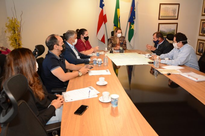 Representantes comunitários e vereador Delegado Marcus Vinícius levam pedidos do Parque Imperial à prefeita