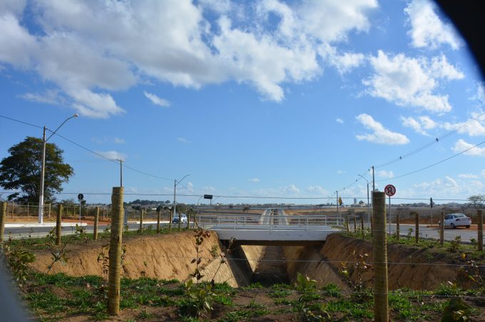Prefeitura instala cercado em canal da avenida J. Pedral