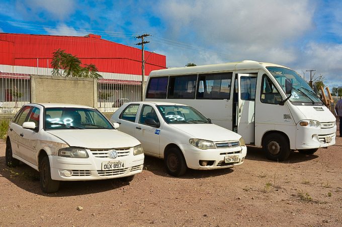 Objetos e veículos destinados à leilão estão expostos para visitação