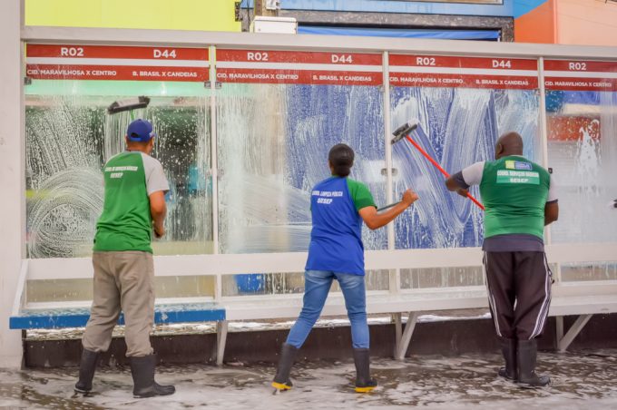 Sesep faz mutirões de limpeza na Estação Herzem Gusmão e no Hospital Esaú Matos