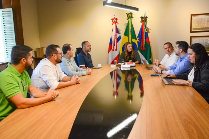 Em reunião com representantes do Grupo Neoenergia Coelba, prefeita destaca investimentos na iluminação pública