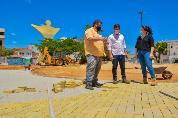 Revitalização de três praças da zona Oeste avançam dentro do planejado