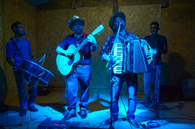 Arraiá da Conquista: forró toma conta da Vila Junina; Rege de Anagé no palco e público aumentando