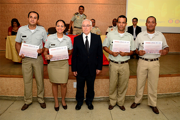 Policiais militares são certificados em curso de Libras