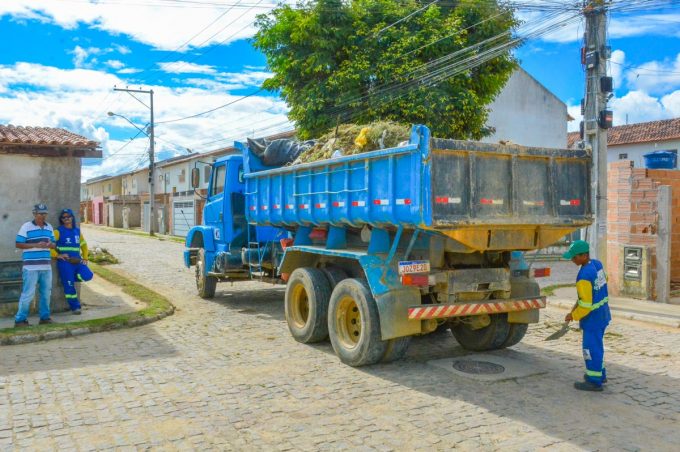 Mutirão Pela Cidade retira 90 toneladas de mato e entulho do Loteamento Vila Elisa. Outros bairros também foram atendidos