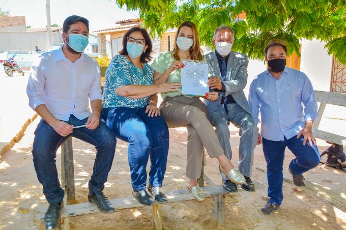 Prefeita assina Ordem de Serviço para asfaltamento de seis ruas de Iguá