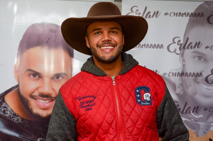 Cantor e sanfoneiro conquistense Erlan está pronto para subir ao palco do Arraiá