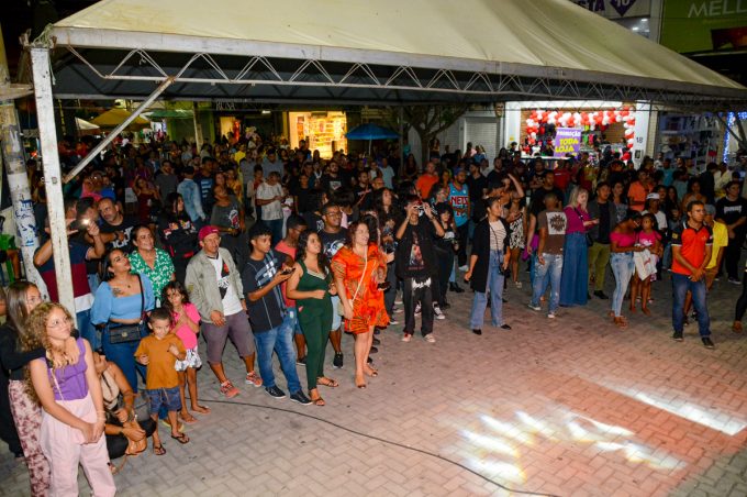 Natal Conquista de Luz: população curte Rock and Roll, MPB e Pop Rock na praça Nove de Novembro