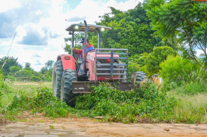 Com equipes de roçagem, capina e varrição, mutirão de limpeza chega à Urbis VI e ao Morada Real