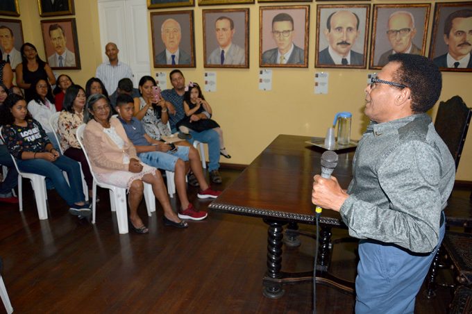 Messias Bispo abre exposição ao público