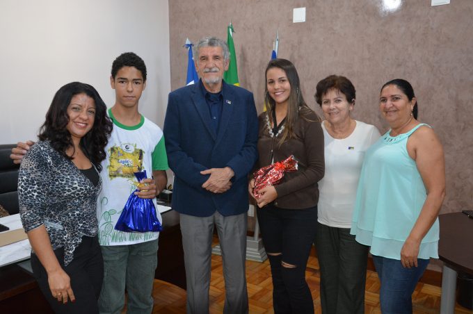 Prefeito recebe alunos da rede municipal finalistas do Projeto Lápis na Mão
