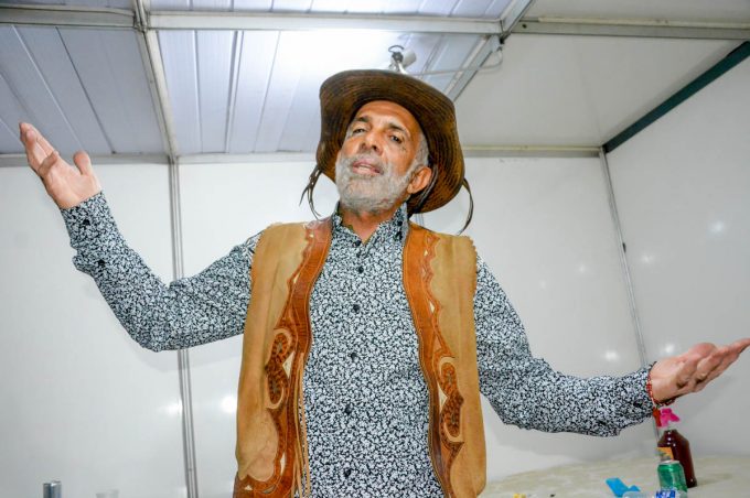 Muito aguardado, Mão Branca sobe ao palco do Glauber em instantes
