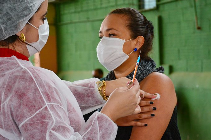 SMS vacina 4.729 conquistenses hoje e estoque de 1ª dose acaba. Vacinação recomeça na segunda-feira só com 2ª dose