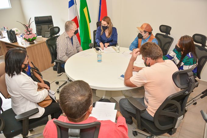 Em novo gabinete na Prefeitura da Zona Oeste, prefeita ouve demandas de comunidades rurais