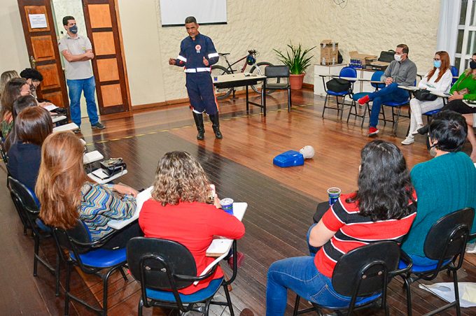 Semob promove atividade sobre primeiros socorros para ciclistas conquistenses