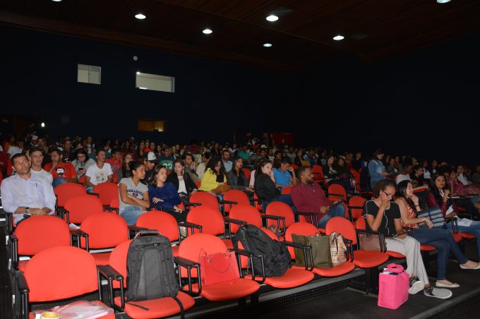 Com apoio da Prefeitura, evento “Perspectivas para a Juventude” enche teatro Glauber Rocha
