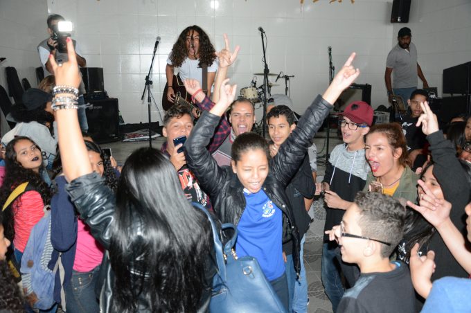 Escola municipal comemora Dia Mundial do Rock