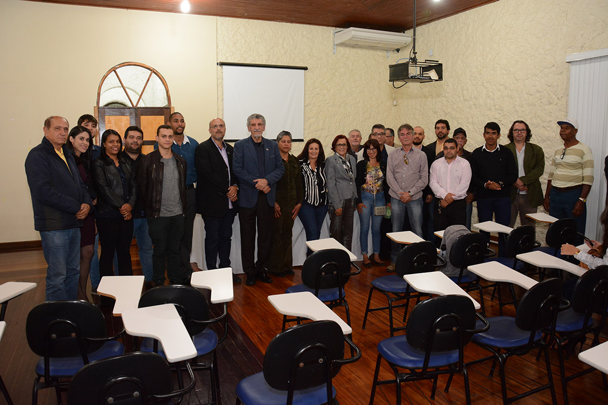 Prefeito municipal empossa novos conselheiros de Habitação Popular