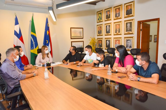 Prefeita Sheila Lemos recebe visita de atleta conquistense da base do Corinthians