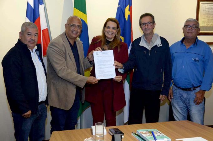 Prefeita assina projeto de lei com mudanças no sistema de transporte público e atende antigo pleito dos taxistas