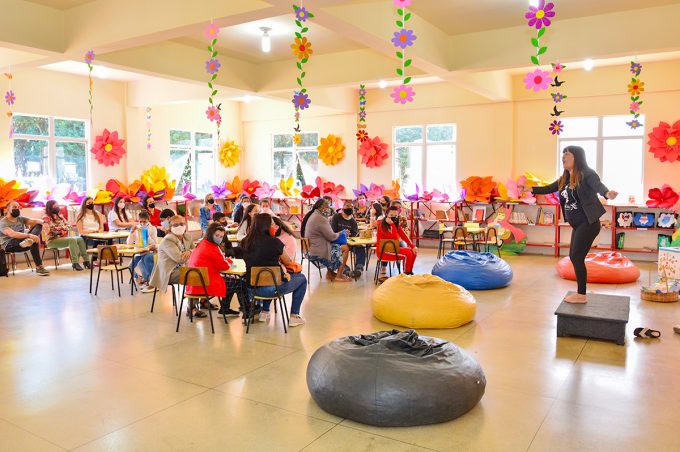 Contação de histórias encanta alunos da Apae em atividade na Biblioteca Municipal