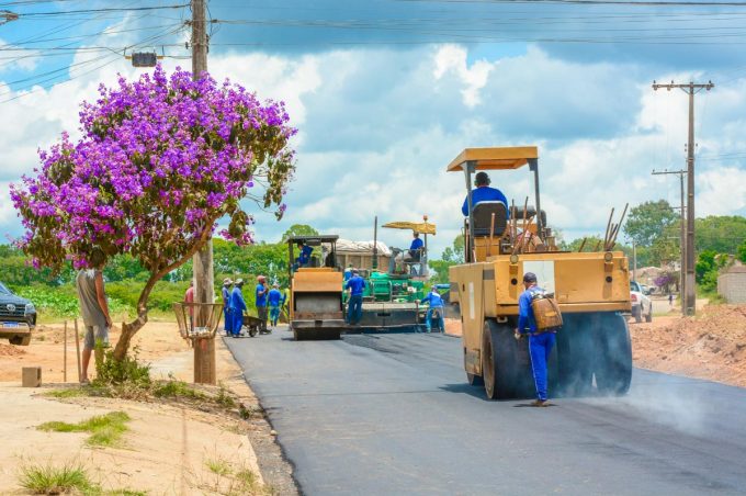 Um dos últimos trechos da Perimetral que falta concluir, Rua N está sendo asfaltada. Prefeita vistoriou serviço