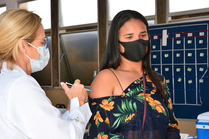 SMS vacina mais de sete mil conquistenses em mutirão e estoque para 1ª dose acaba