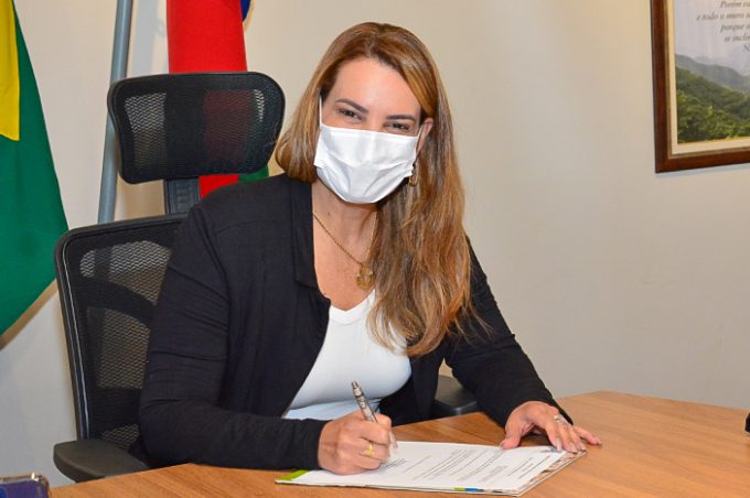 Prefeita assina decreto reduzindo passagem de ônibus urbano para R$ 2,50 e R$ 2,00