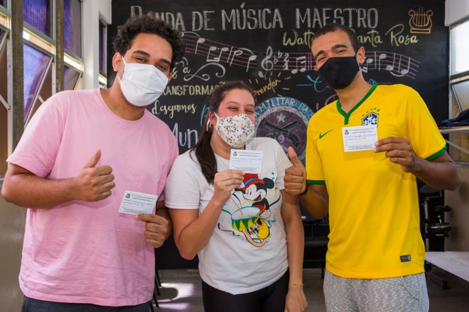 SMS vacina mais 7.918 jovens contra Covid-19 nesta sexta e estoque de doses acaba