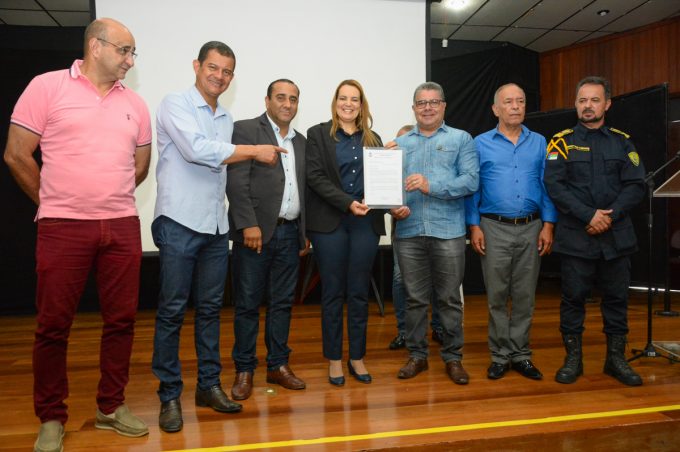 Prefeita encaminha para votação projeto de lei que concede auxílio fardamento aos guardas municipais