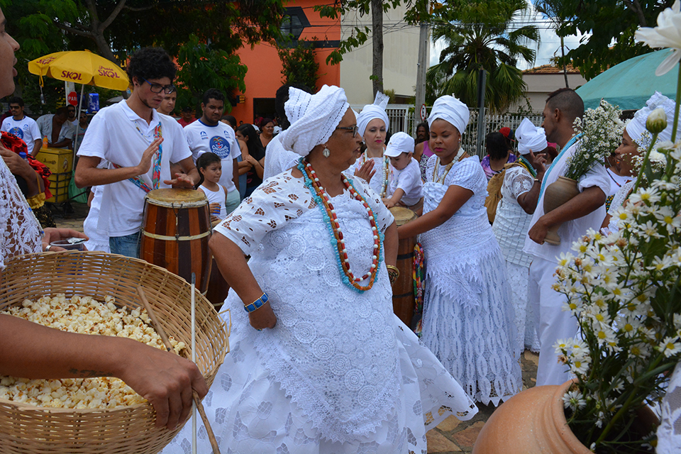 Baianas abrem o Carnaval Conquista Cultural com tradicional lavagem do beco