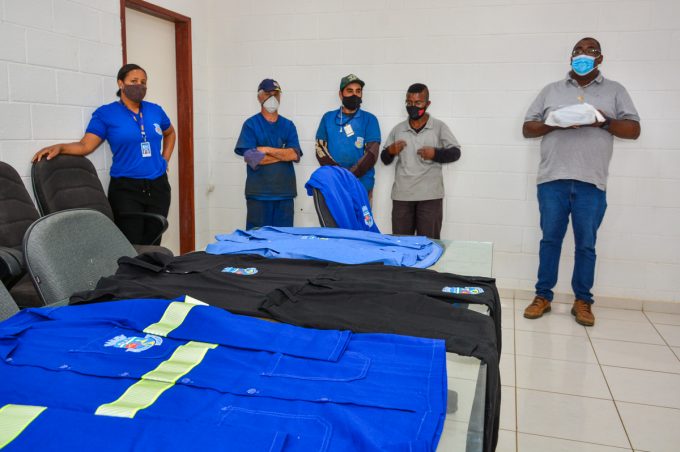 Prefeitura faz entrega de novos uniformes a servidores que trabalham no Deserg