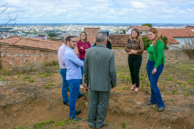 Prefeita visita terrenos no bairro Aparecida para construção da nova sede do Cras