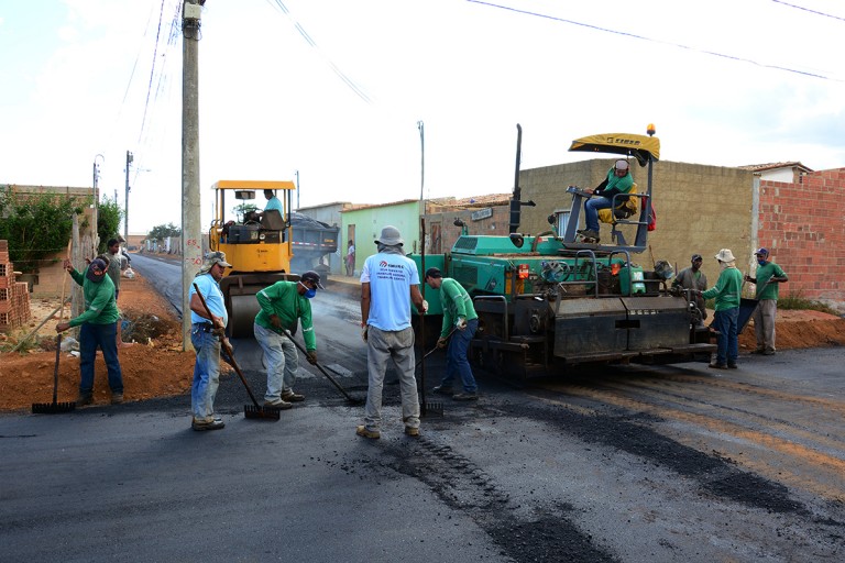 Prefeitura segue com obras de pavimentação no Vila América