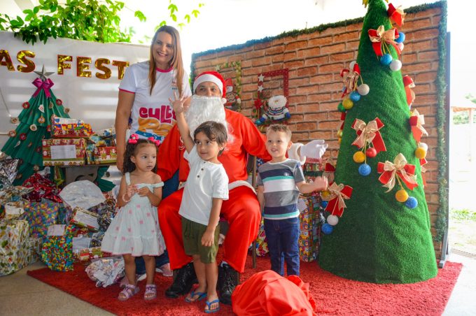 Papai Noel dos Correios presenteia crianças do Centro Municipal de Educação Infantil Professor Antônio de Moura Pereira
