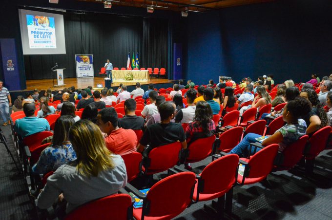 Semana do Produtor de Leite debate temas como sucessão familiar para fortalecer a cadeia leiteira da região
