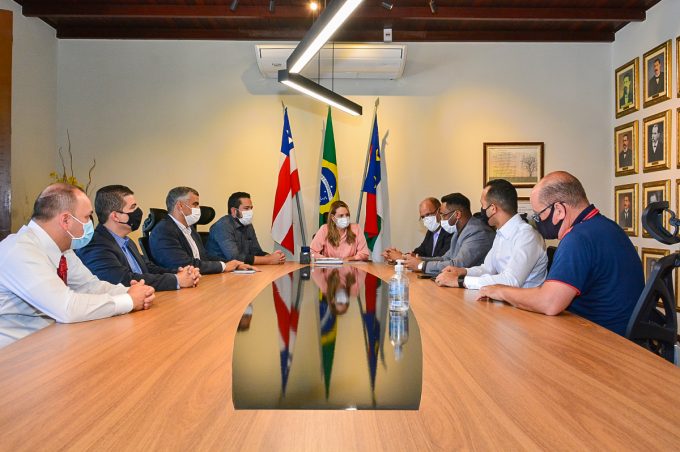 Liderança da Universal no Sudoeste da Bahia apresenta à prefeita trabalhos sociais realizados na região