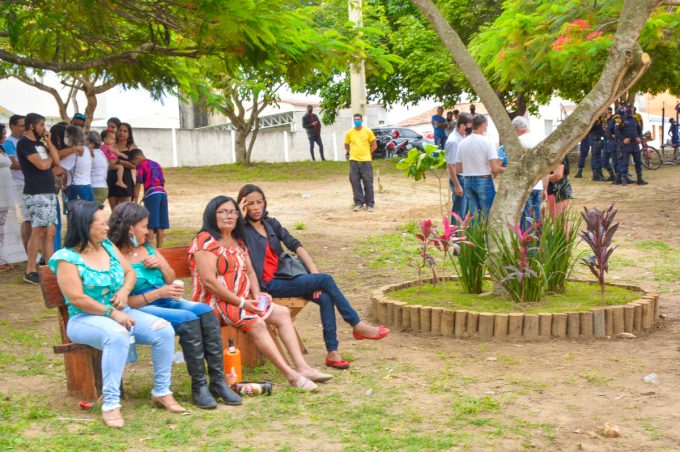 Prefeitura entrega praça e campo de futebol à população do bairro Jurema