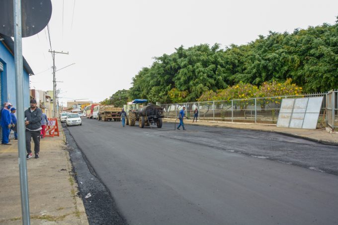 Prefeitura melhora ruas do bairro São Vicente com recapeamento asfáltico