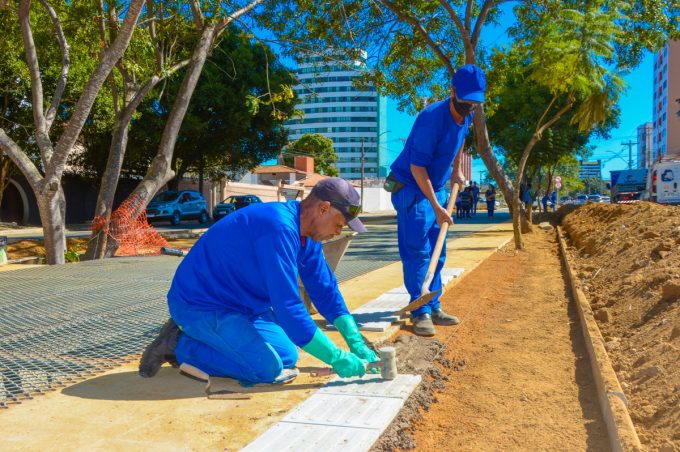 Obra da última etapa de requalificação da Olívia Flores avança e já ganha piso tátil
