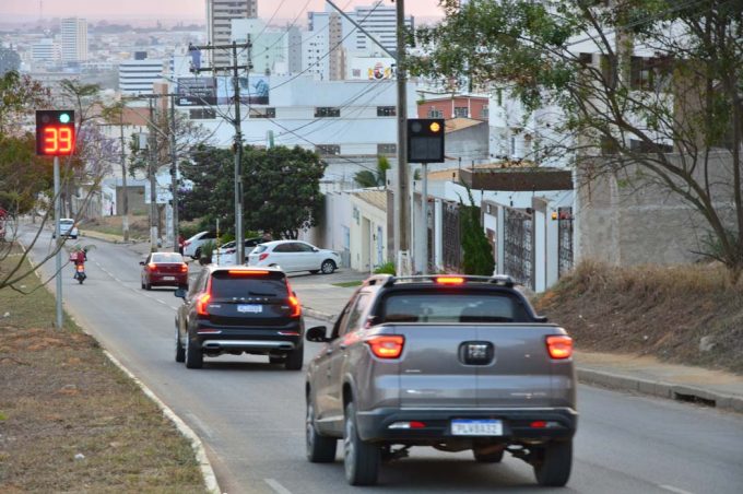 Acidentes de trânsito sem vítimas caem pela metade em avenidas com radares