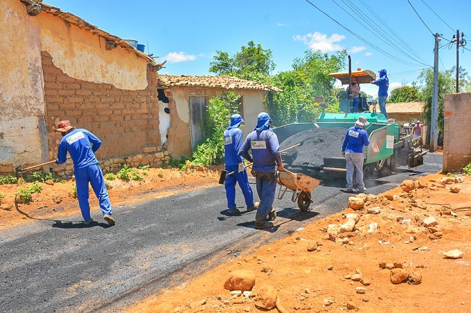 Prefeitura começa a colocar asfalto em seis ruas no distrito de Iguá