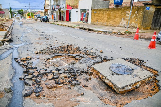 Extravasamento da rede de esgoto da Embasa provoca danos em avenida recém-pavimentada pela Prefeitura no Bateias 2